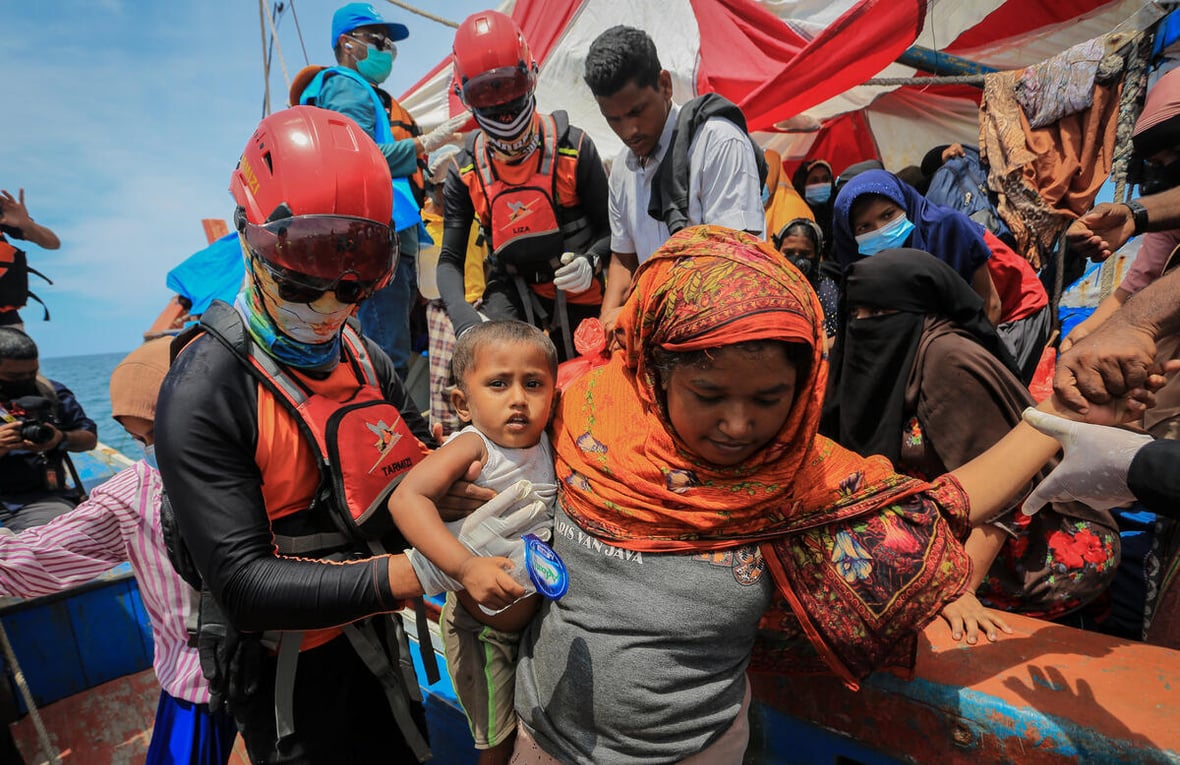 2024年10月，聯合國難民署的工作人員協助在海上漂流了數週的羅興亞難民於印尼南亞齊省上岸。