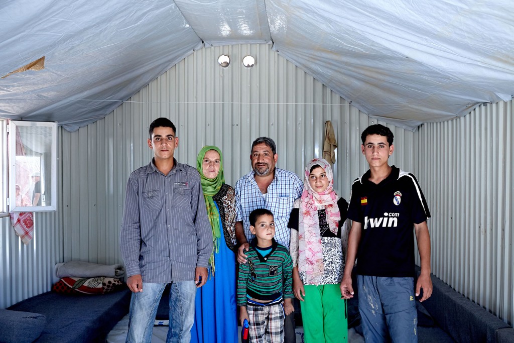艾馬(最左)和家人在約旦阿茲勒克難民營內臨時的家。UNHCR/Shawn Baldwin