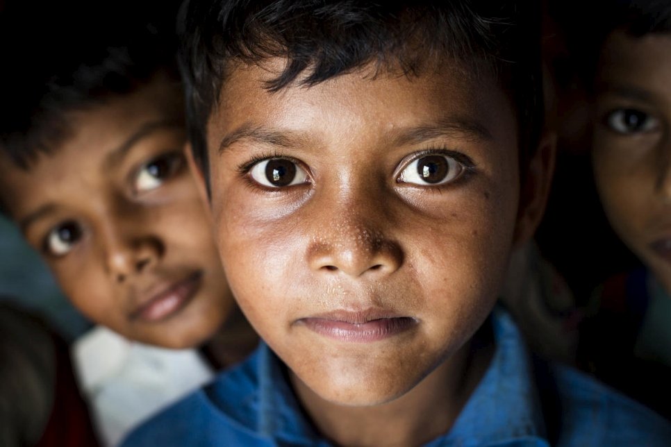 在2019年7月，一群羅興亞孩子在孟加拉庫圖帕隆難民營的一個兒童友善空間。© UNHCR/Antoine Tardy