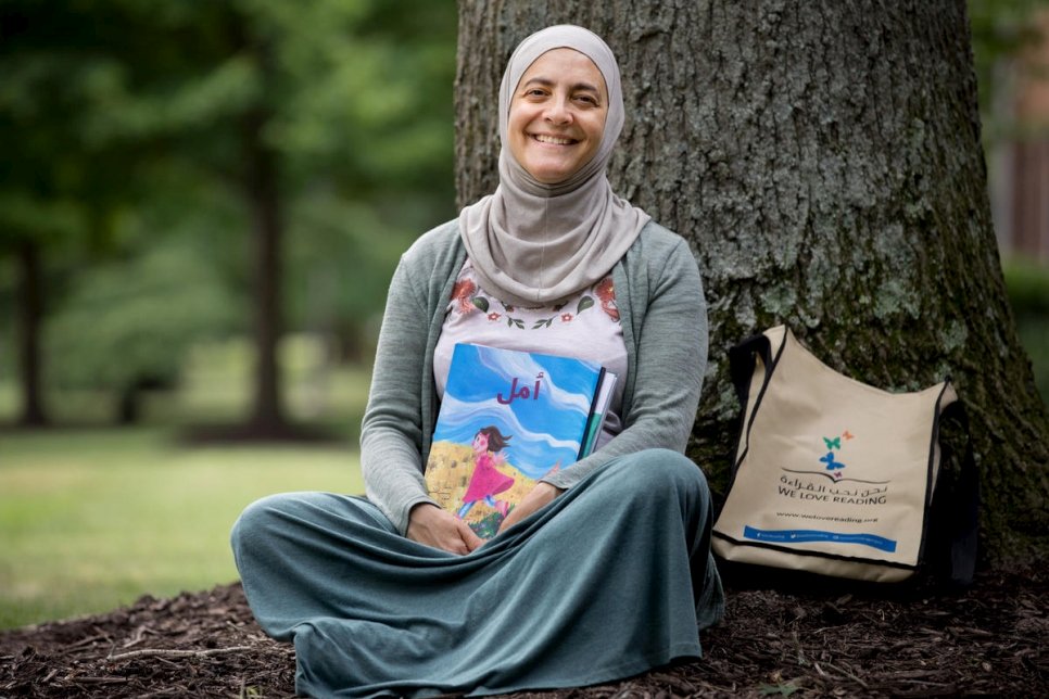 其中一名區域得獎者We Love Reading的約旦創辦人及總監Rana Dajani，坐在美國維珍尼亞州列治文市的公園。© UNHCR/Evelyn Hockstein