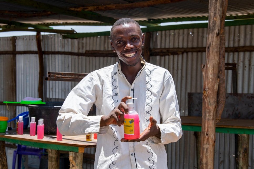 Innocent Havyarimana是來自布隆迪的企業家，他手握剛製成的搓手液，向其他難民、支援人員以及在肯亞卡庫馬難民營的肯亞人出售。 © UNHCR/Samuel Otieno