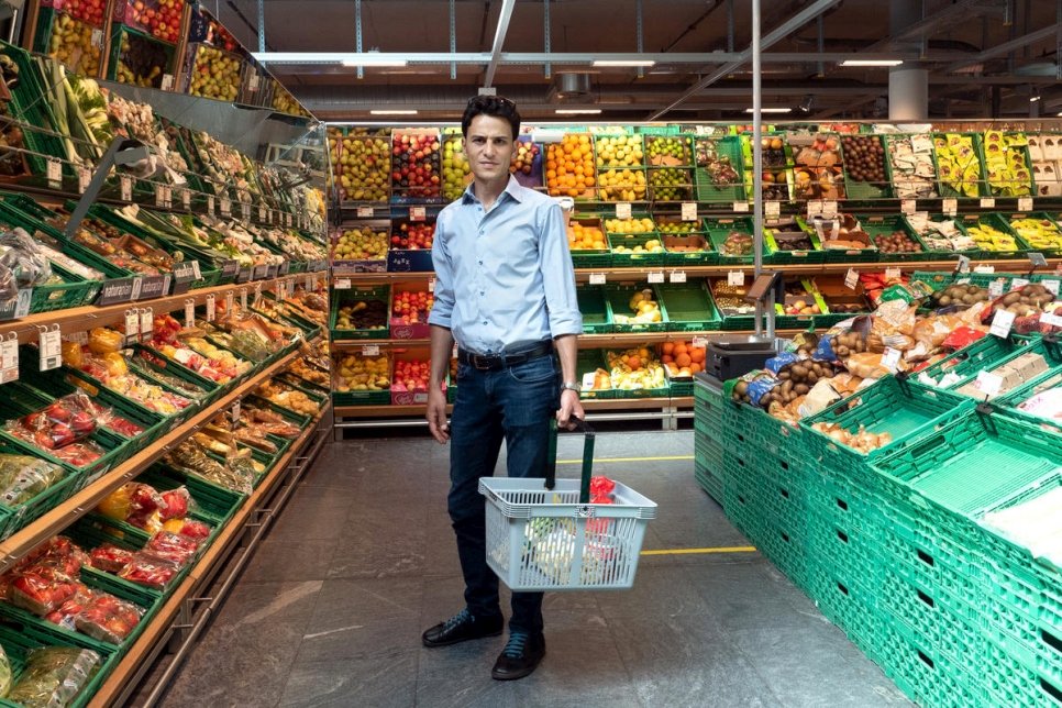 Shadi Shhadeh 在瑞士日內瓦的一家超級市場購物。他和其他敍利亞難民一起，義務為因新型冠狀病毒而不能外出的弱勢社群送遞食物和物資。 © UNHCR/Elisabet Diaz Sanmartin