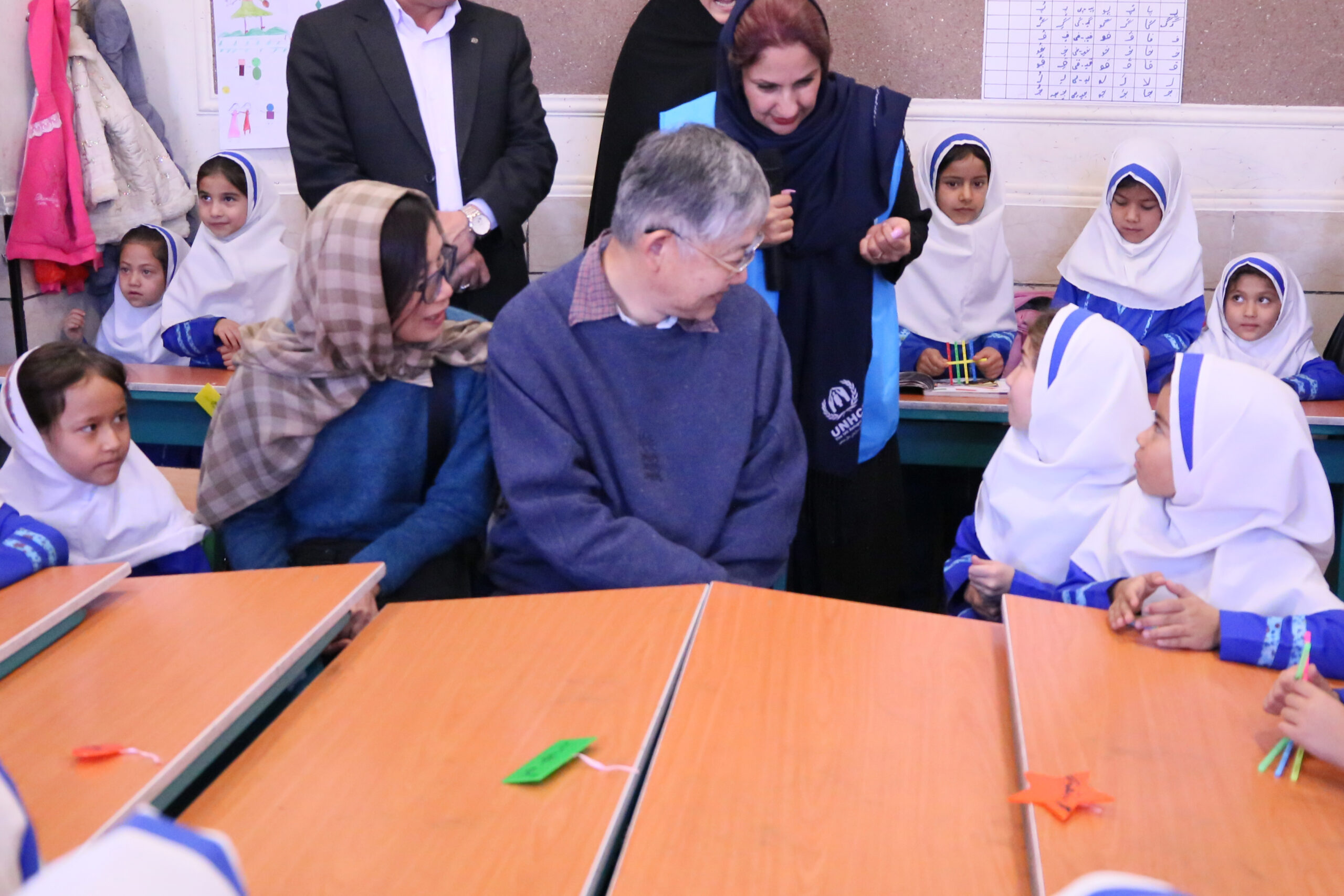 施陳佩霞及施永青在伊朗Amir Kabir小學的教室與難民女童一同上課。