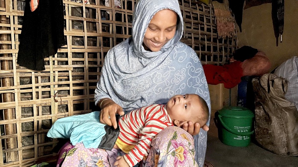 27歲的蘿琦雅·貝古姆與家人在火災中失去了家園以及所有的財物後，27歲的Rokiya Begum與她的家人正與她和家人現居的家婆岳母婆家待在一起的家。© UNHCR/Iffath Yeasmine