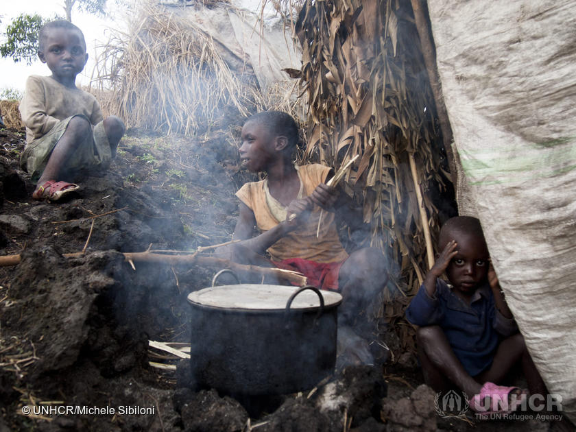 孩子們在穆貢加戈馬營地用木柴做飯 © UNHCR/Michele Sibiloni