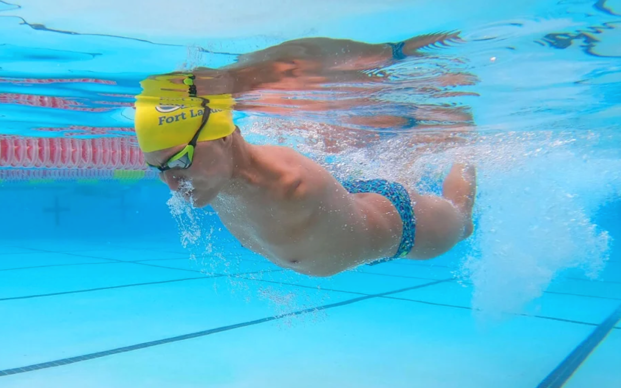 出生時已缺少雙臂的阿富汗難民游泳選手阿巴斯·卡里米，正在美國弗羅里達州的勞德代爾堡受訓。 © Getty Images/Michael Reaves