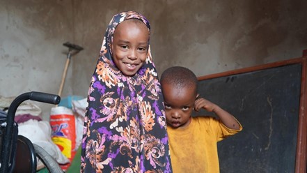 Fatuma 說：「電力大大改善了我的生活。」晚上能得到照明意味著她年幼的孩子能夠學習和做功課。© UNHCR/Giulia Naboni
