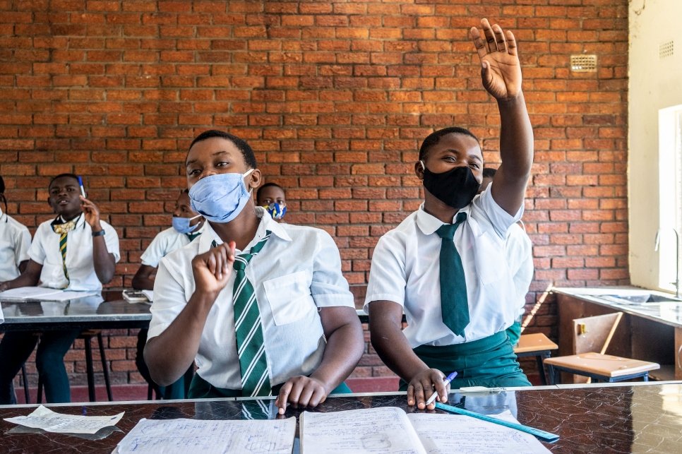 Students attend a science lesson at St. Michaels secondary school in Tongogara Refugee Camp in Chipinge, Zimbabwe, on 26 April 2021. © UNHCR/Zinyange Auntony