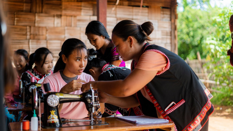 Noe Lar Sheh在撣邦Namma Bawda Village內帶領一個縫紉小組。自2012年失去家園以來，她便在緬甸之友學習縫紉。現在她會指導一群同樣失去家園的人以及他們所屬社區裡的居民，學習縫紉技術，並教授他們如何經營自己的生意。 © UNHCR/Hkun Ring