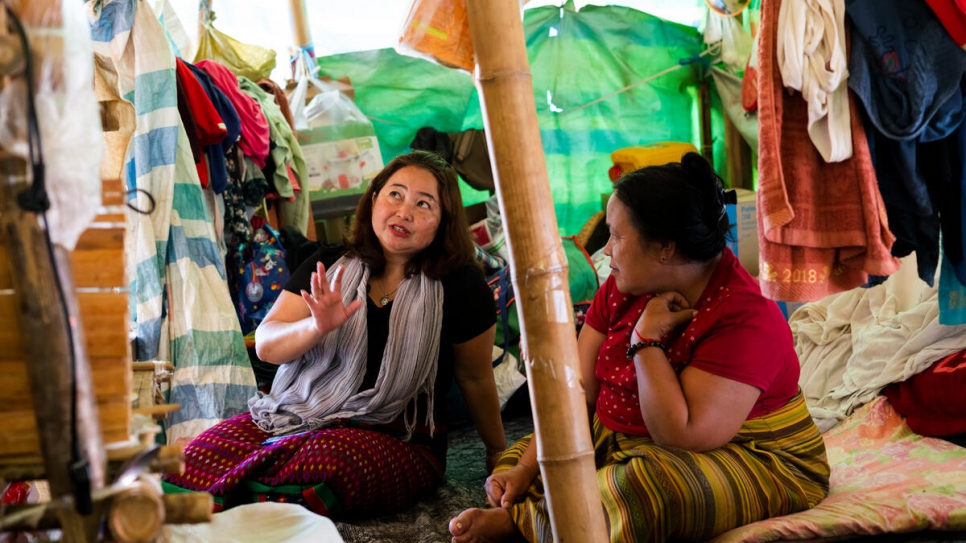 Naw Bway Khu meets a displaced woman at a camp for internally displaced people in Kyaukme township, Shan State. Meikswe Myanmar provides emergency response training for local civil society organizations at the camp. © UNHCR/Hkun Ring