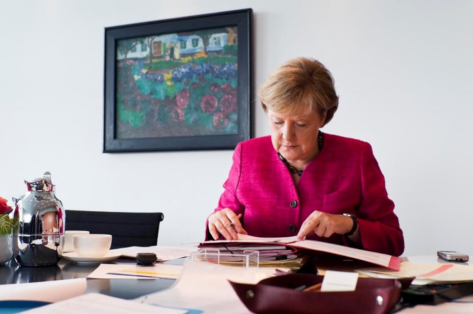 2011 年，時任德國聯邦總理安吉拉·默克爾博士在她位於柏林聯邦總理府大樓的辦公室工作。© UNHCR/Steffen Kugler