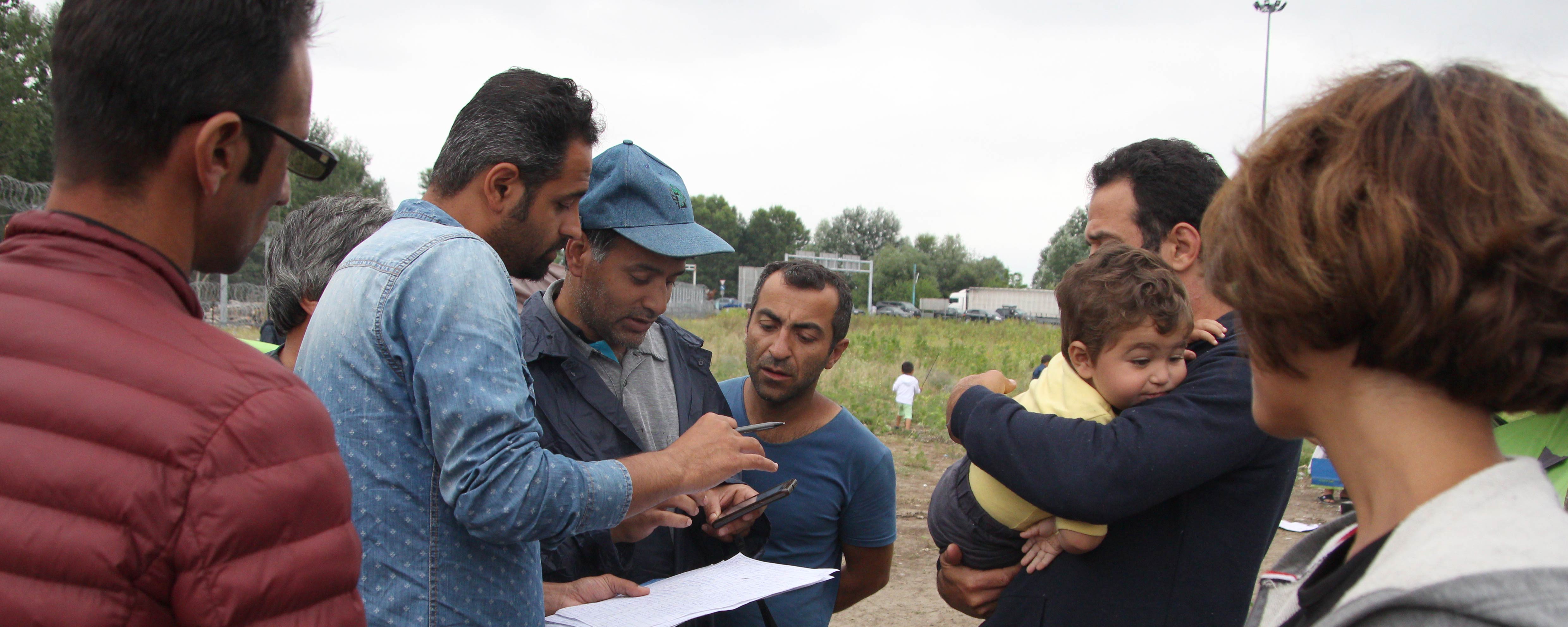 Egy önkéntes is tanul abból, ha a menekülteknek segít