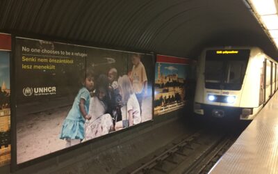 Óriásplakátok hívják fel Budapesten a metró utasai és az utcai járókelők figyelmét a menekültekre
