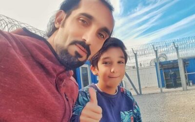 Egy iráni édesapa és a kisfia újraéli a történetét a magyar színházlátogatók előtt