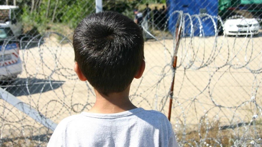 Három évvel a „nagykövetségi eljárás” bevezetése után Magyarország továbbra is alig biztosítja a bejutást a területére és a menedékkérelemhez való jogot
