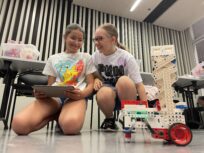 Új képességekre és önbizalomra tanítják a menekült gyerekeket a robotika foglalkozások