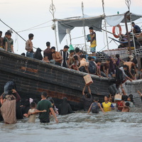Pengungsi Rohingya turun dari kapal