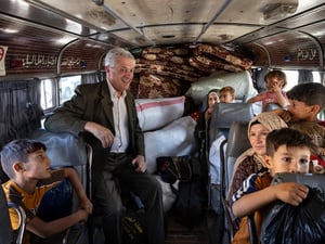 Komisaris Tinggi PBB dan para pengungsi berada di bus yang akan menuju ke Suriah