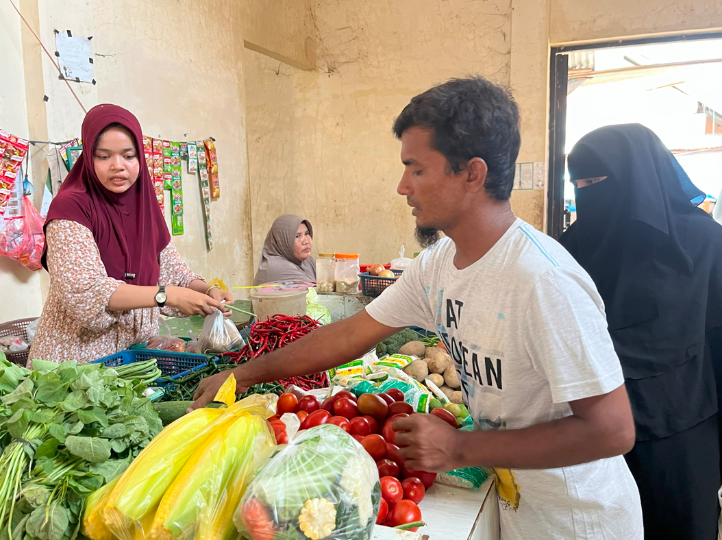 Man and woman buying vegetables 