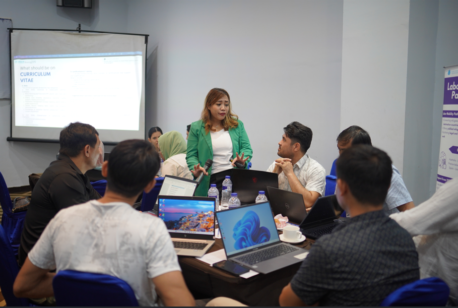 Para pengungsi berkonsultasi dengan pemateri tentang cara menulis Curriculum Vitae (CV) yang profesional.