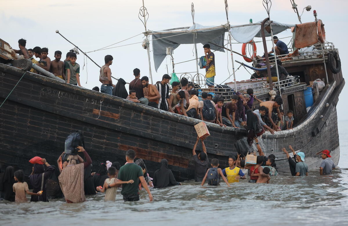 Pengungsi Rohingya turun dari kapal