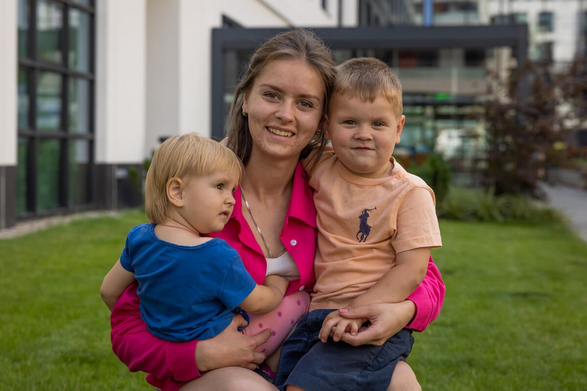 Ella, a refugee from Ukraine, with her children Zlata, 1, and Matvii, 3.