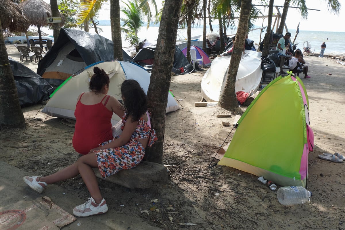 Families preparing to cross the Darien jungle camp on the beach in the Colombian city of Necoclí.