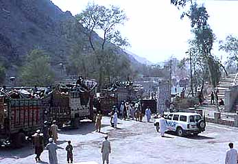 Afghan refugees returning home from Pakistan last year in a previous UNHCR-assisted repatriation.