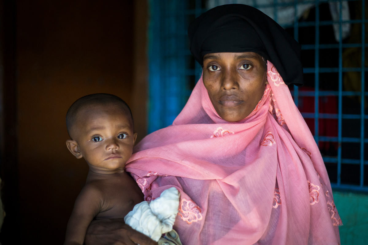 Bangladesh. Rohingya refugees arrive under cover of darkness