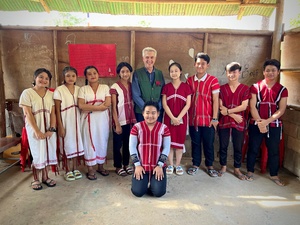 High Commissioner Grandi with 9 smiling members of a youth committee in Thailand.