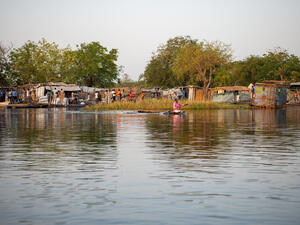 South Sudan. Residents battle to keep waters at bay in flood-prone remote town
