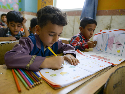 Iran. Encouraging Afghans to attend school