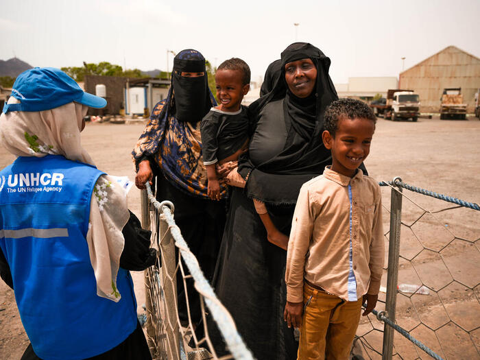 Syrian woman and her children boarding the boat taking them from Aden to Somalia, with the help of a UNHCR staff member.