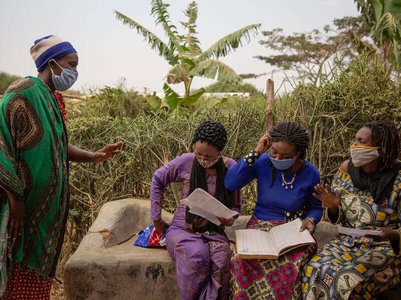  Some of the refugee women mentored by Nansen Refugee Award Regional Winner for Africa, Sabuni Francoise Chikunda, have founded the Heriyetu Foundation at Nakivale settlement in Uganda – a group that has launched a wine-making business, pharmacy and savings and loans programme. 