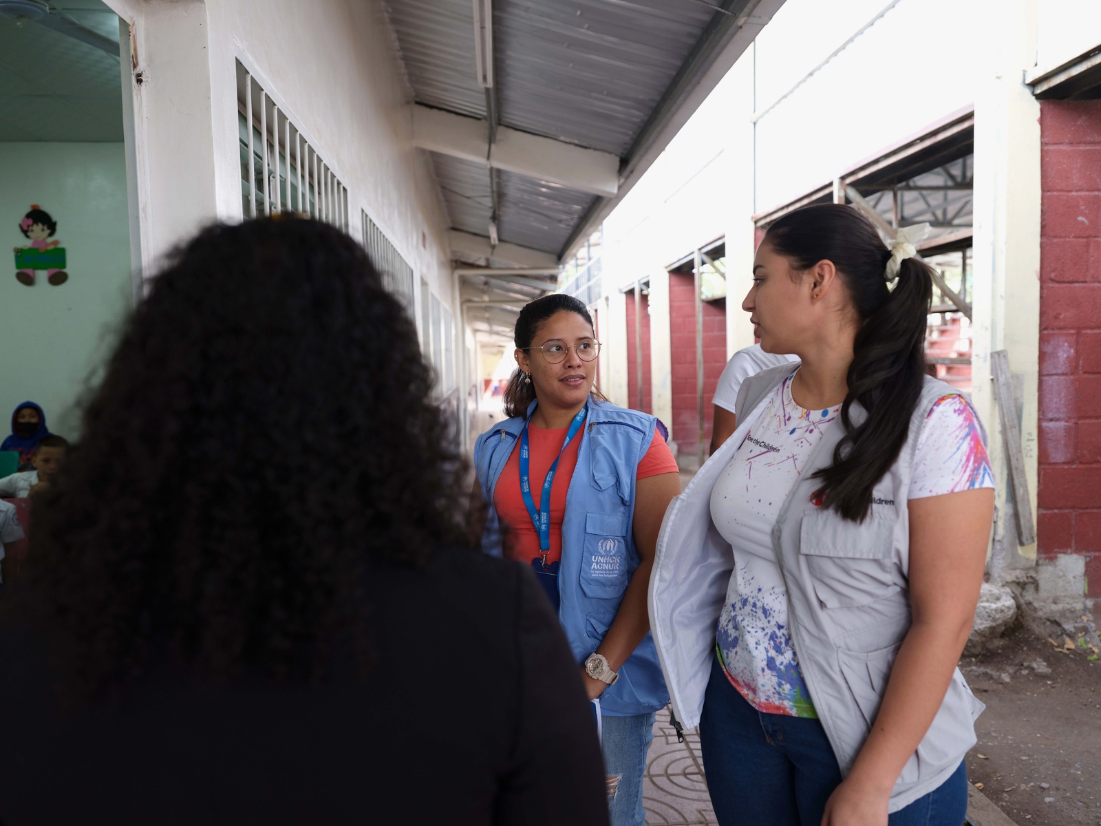 Lyzanka García conversa con docentes y socios de ACNUR con quienes se desarrollan proyectos para fortalecer espacios seguros dentro de las escuelas y así prevenir el reclutamiento forzado de niñas, niños y adolescentes, una de las principales causas de desplazamiento forzado en Honduras.