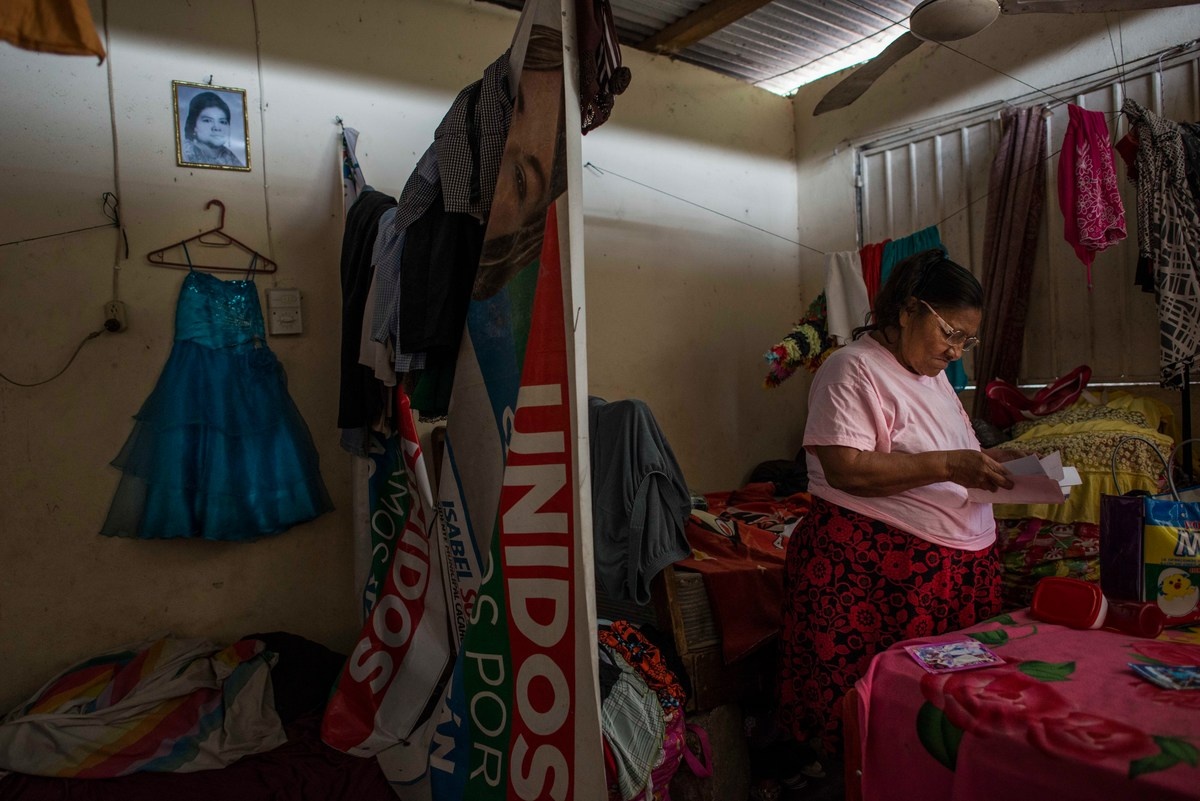 Mexico. A large family, escaped from violence of El Salvador, have find shelter in Chiapas, where they started a new life.