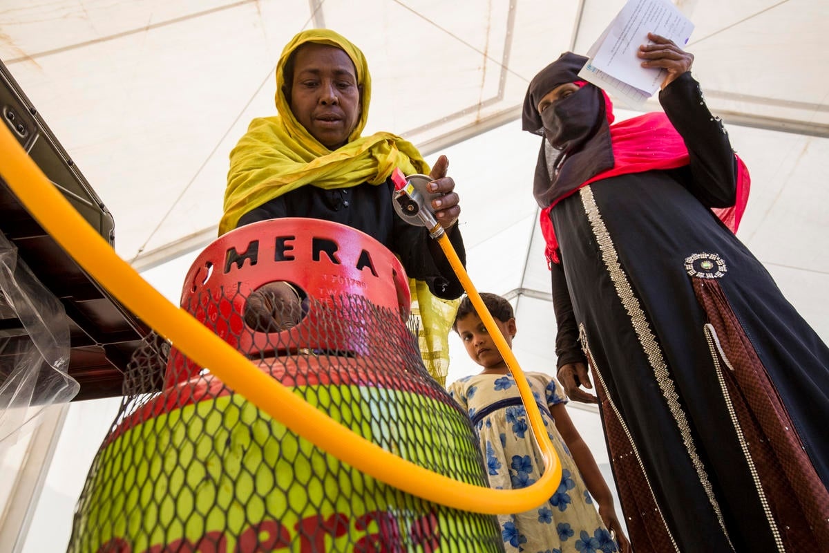 Bangladesh. Bottled gas scheme eases fuel crisis for Rohingya refugees