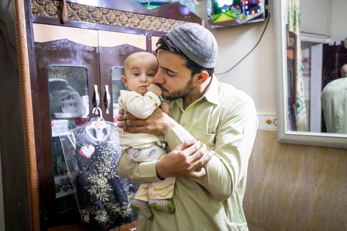 Pakistan. Afghan refugees benefit from law allowing them to open bank accounts