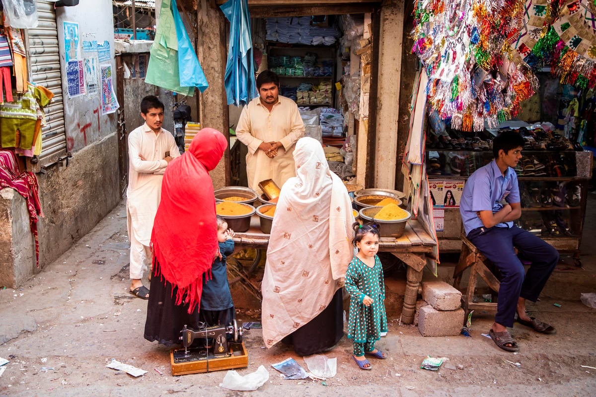 Pakistan. Afghan refugees benefit from law allowing them to open bank accounts