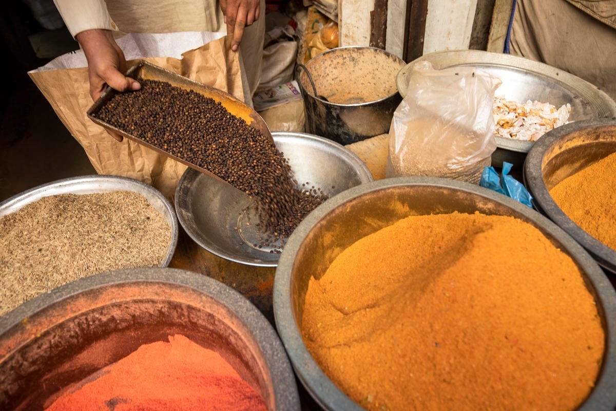 Pakistan. Afghan refugees benefit from law allowing them to open bank accounts