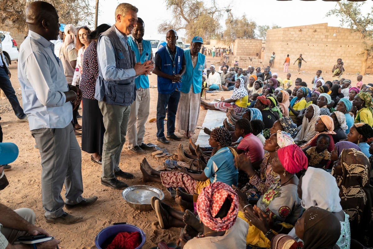 Burkina Faso. High Commissioner meets IDPs hosted by local community.