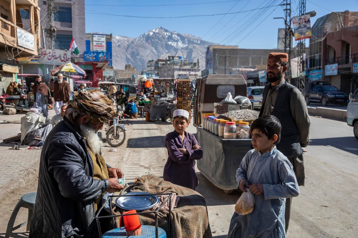 Pakistan. High Commissioner for Refugees visits Afghan refugees in Quetta