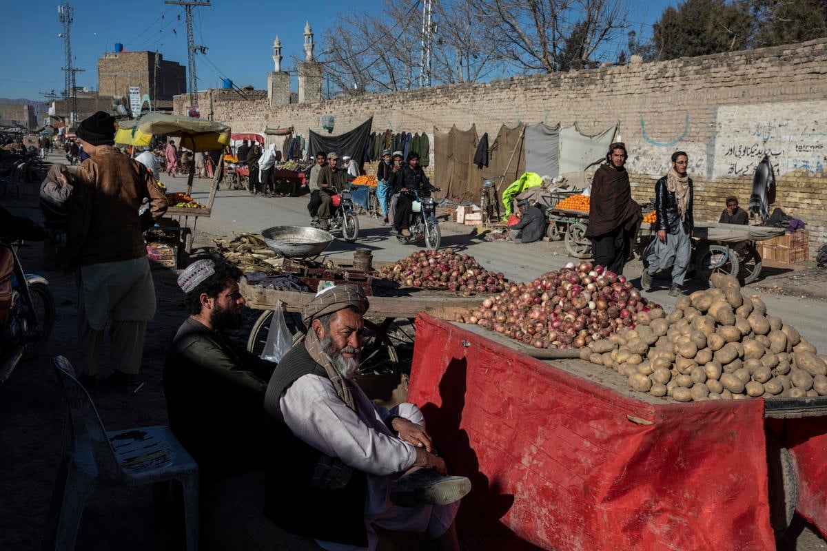 Pakistan. High Commissioner for Refugees visits Afghan refugees in Quetta