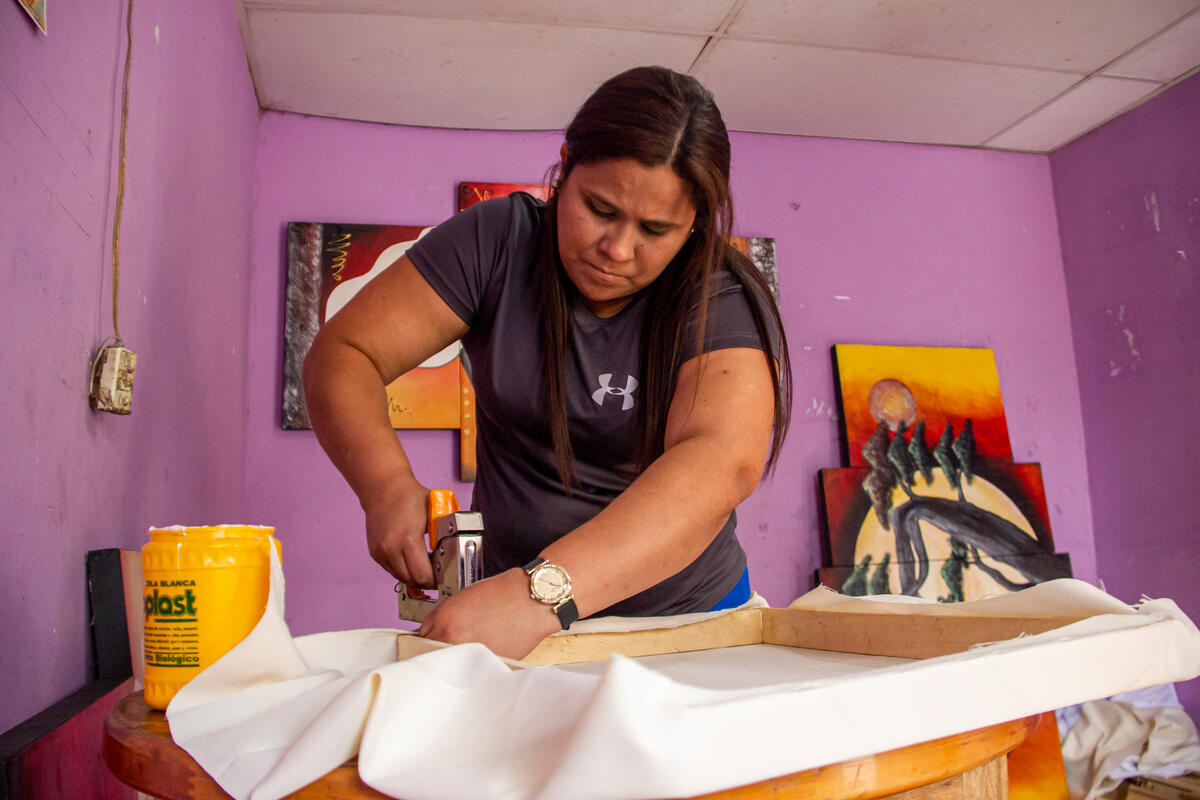 Ecuador. Displaced Venezuelan family makes a living from art