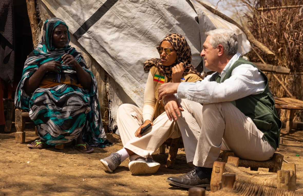 UN High Commissioner for Refugees Filippo Grandi and Teyiba Hassen, Director General of Ethiopia's Refugees and Returnees Service, meet Hawa Ahmed Yassin, a Sudanese refugee, at Kurmuk transit centre. 