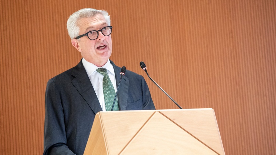 Filippo Grandi delivers a speech from behind a lectern.