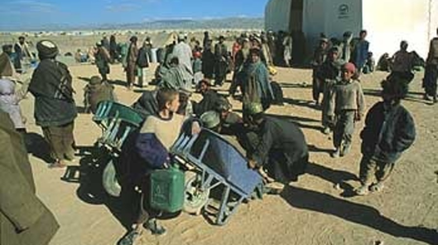 New Afghan refugees arrive in Pakistan's Roghani camp.