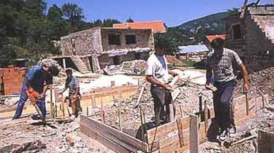 Bosnian returnees rebuilding their war-torn village.