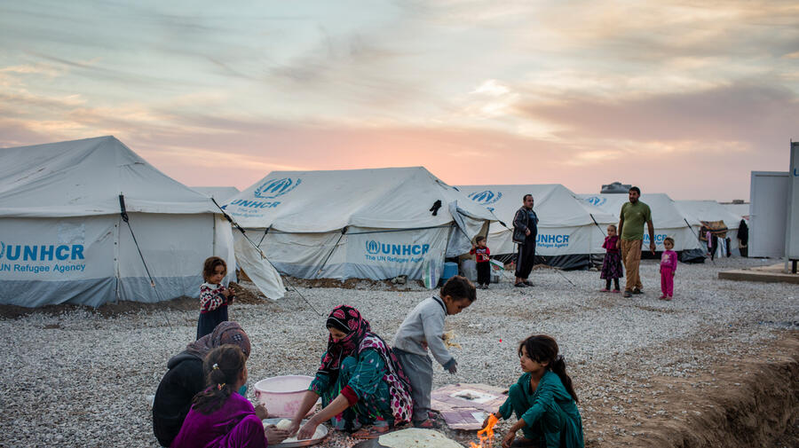 Iraqis displaced by fighting in Mosul prepare food at Hasansham camp, Iraq.