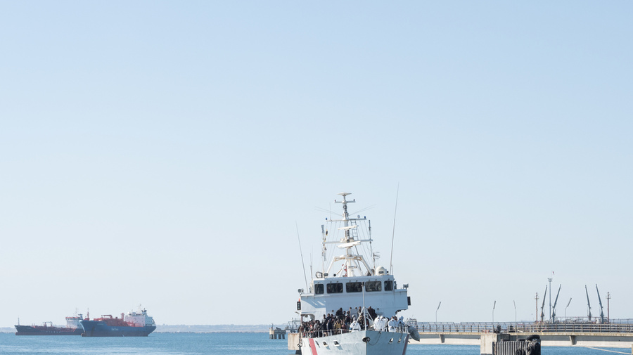 Italy. Coastguard rescues some 1,000 refugees and migrants